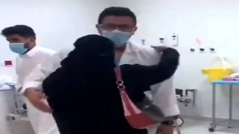 شاهد.. ردة فعل طبيب أثناء استقبال والدته في مركز اللقاحات