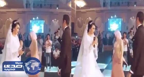 بالفيديو..عروس تضبط عريسها يٌعاكس فتاة بحفل زفافها