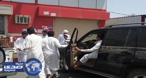 نجاة أحد المارة من " متهوِّر " ارتطمت سيارته بمتجر في محايل عسير