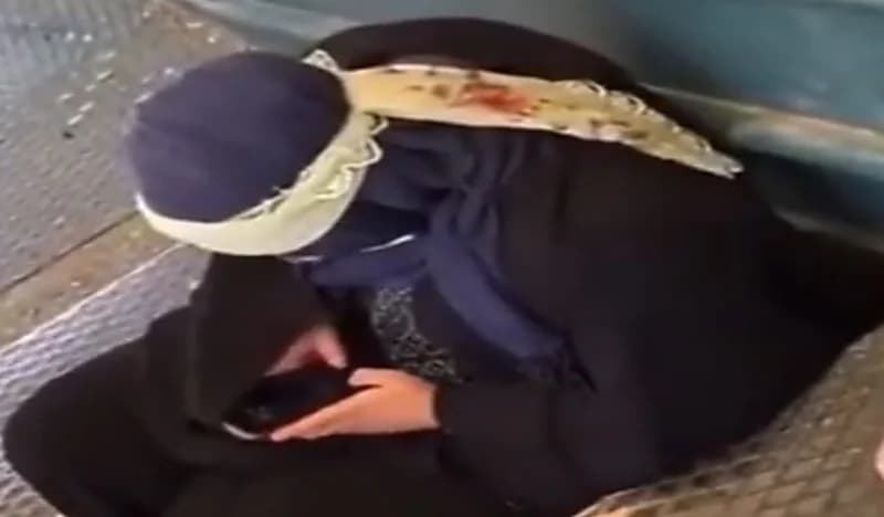 متسولة تستخدم هاتف "آيفون 11 برو ماكس" بشارع عام في إسطنبول "فيديو"