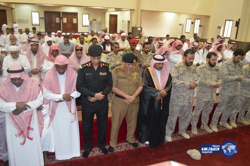 بالصور .. محافظ المسارحة ومدير شرطة جازان يؤديان الصلاة على الشهيد الكعبي