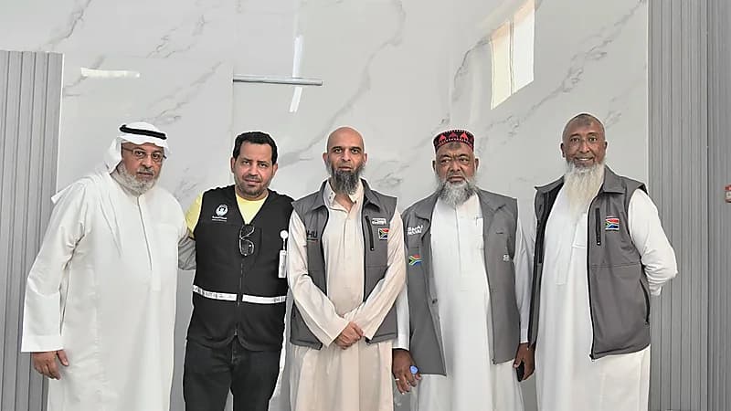 وفد من مجلس الحج والعمرة بجنوب أفريقيا يزور مركز التعبئة الآلية لعبوات زمزم .. صور