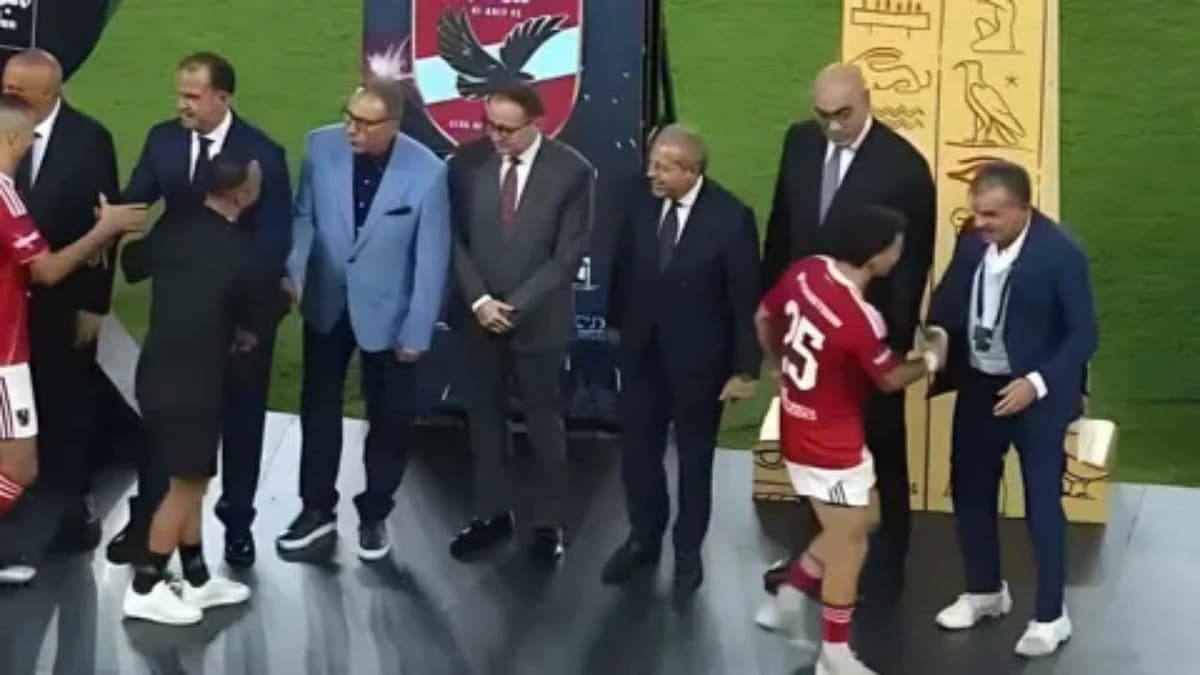 زيزو يتجاهل نائب رئيس الزمالك أثناء التتويج .. فيديو