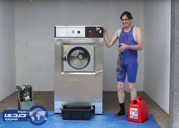 بالفيديو.. مغامر يضع نفسه داخل غسّالة وهي تدور