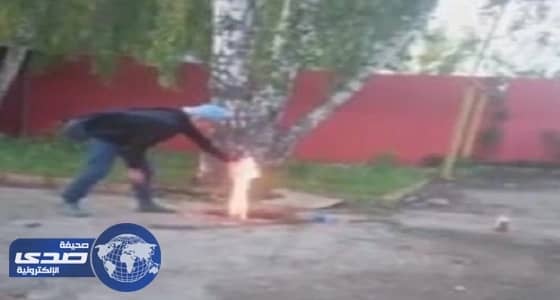 بالفيديو.. روسي يلقي قنبلة مولوتوف بقناة صرف صحي