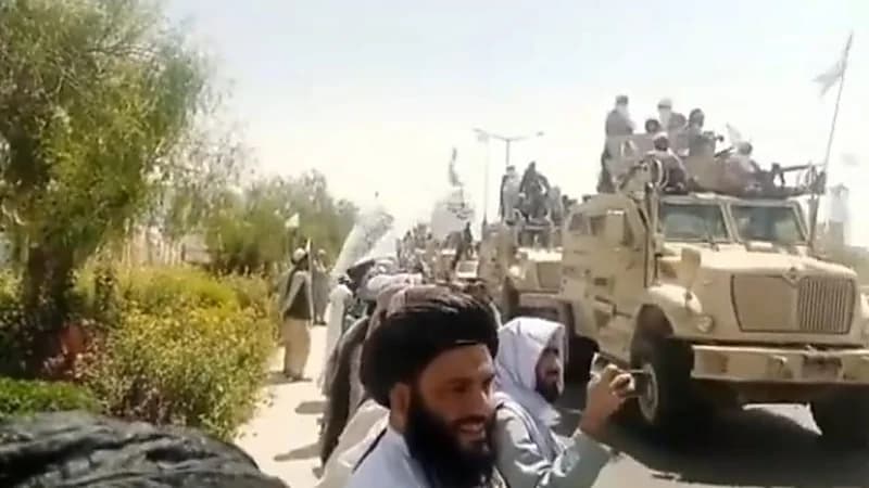 شاهد.. طالبان تقيم استعراضاً عسكرياً بالمدرعات الأمريكية في قندهار