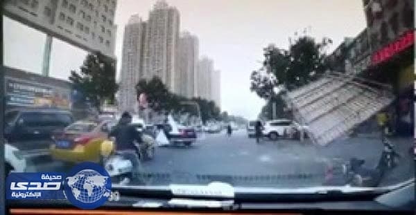بالفيديو.. عاصفة قوية تقتلع الأشجار وصناديق القمامة في بكين