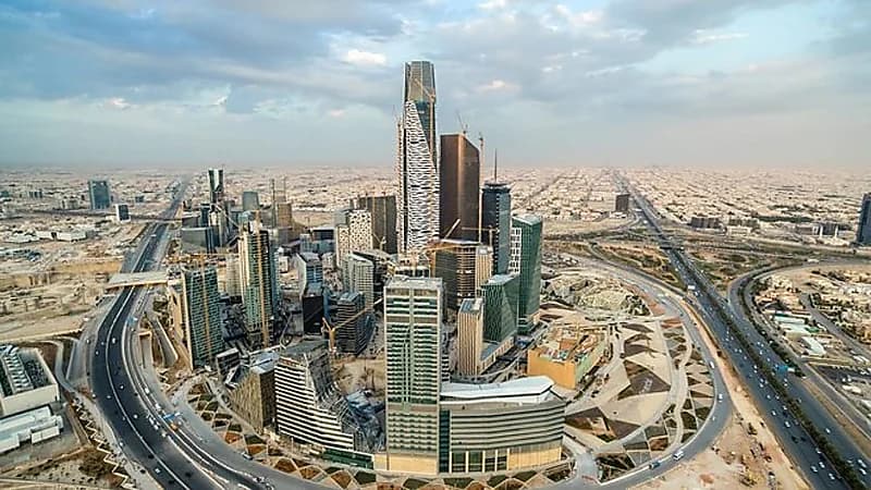 بالفيديو.. كاتب اقتصادي يوضح أسباب الارتفاع بالقطاع غير النفطي