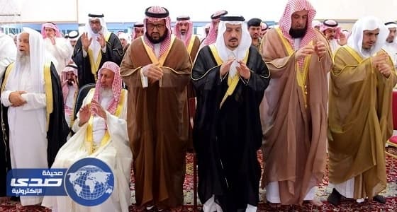 بالصور.. أمير الرياض يؤدي صلاة الميت على " السدلان "