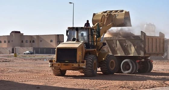 بلدية طريف تقوم بإزاله كل ما يشوه المنظر العام