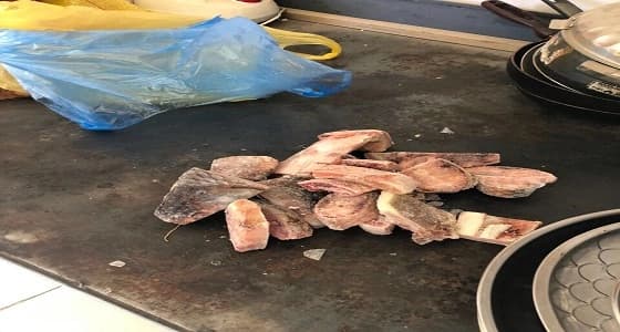 بالصور.. ضبط مخالفات صحية في أحد المطاعم بنجران