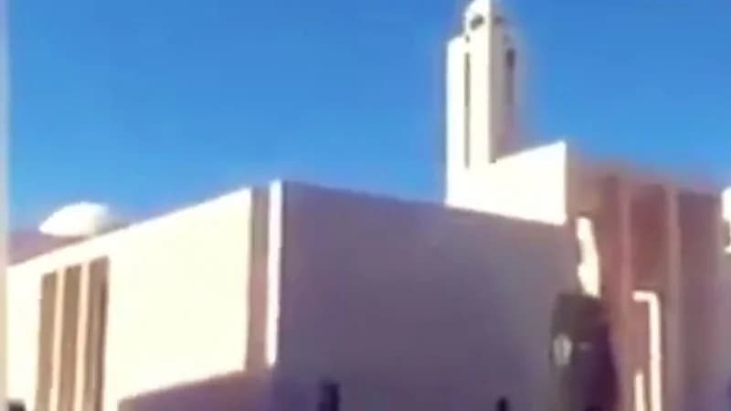 شاهد.. مسجد يبث أغانٍ وطنية عبر مكبرات الصوت