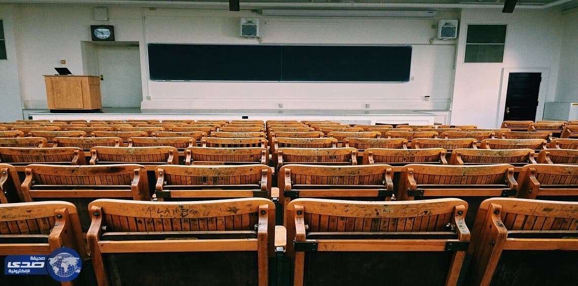 منع معلمة من التدريس بعد إقامتها علاقة مع أحد طلابها