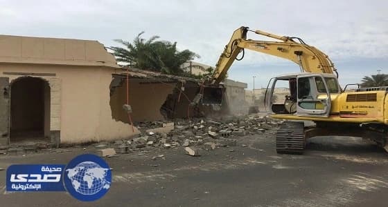 إزالة مبنى مسلح مقام على أرض حكومية بحي البطحاء بأملج