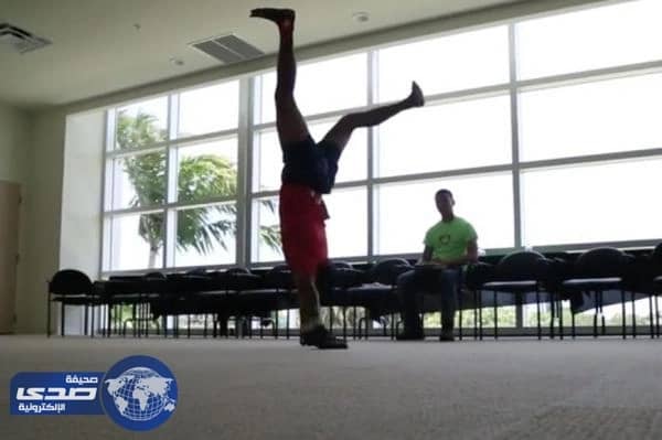 بالفيديو.. شاب يكسر الرقم القياسي لغينيس بالسير على يديه 3 أميال