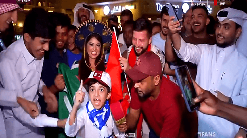 بالفيديو.. طفل يقاطع مشجعة مكسيكية معلناً فوز المملكة على المكسيك