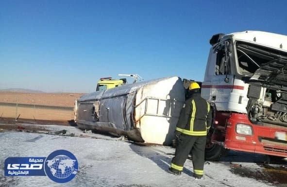 انسكاب مواد بترولية بالطريق السريع " المدينة المنورة - القصيم " عقب انكفاء الناقلة
