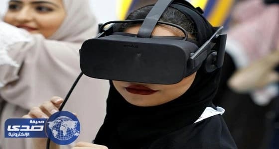 بالصورة.. فتاة سعودية اثناء تجربتها نظارة الواقع الافتراضي بمعرض النفط في البحرين