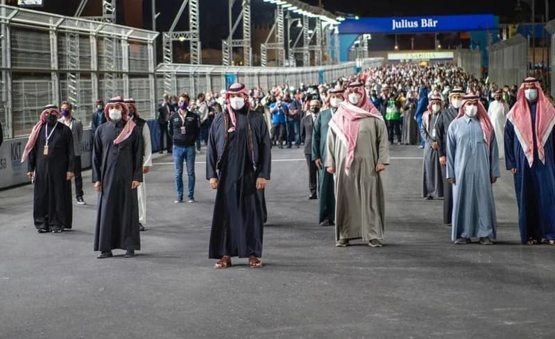 شاهد.. لحظة وصول ولي العهد لمقر حلبة الدرعية