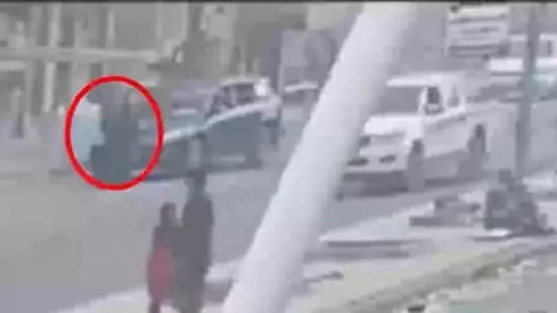 شاهد.. مليشيا الحوثي تقتل يمني أمام زوجته وأطفاله