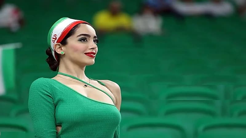 شاهد.. إيرانية بملابس مكشوفة من الخلف تثير الجماهير في مدرجات ملعب الثمامة بقطر