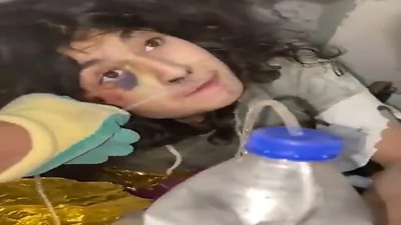 شاهد.. انتشال فتاة بعد أكثر من 160 ساعة تحت الأنقاض بتركيا