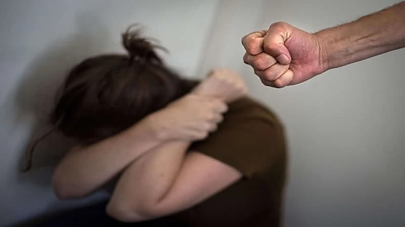 شخص يقتل زوجته ويقطع جثتها ويوزعها في حاويات القمامة