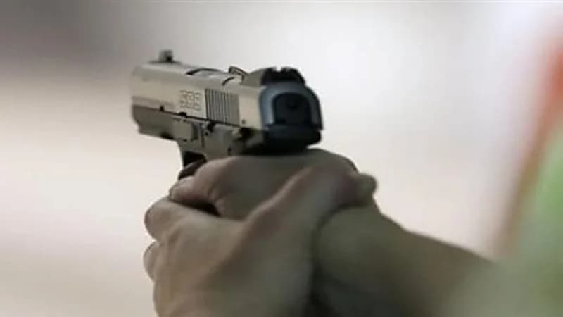 طالب يصطحب مسدساً وقنبلة إلى مدرسته ويقتل زميله ويصيب آخرين