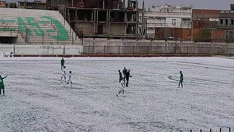 لحظة إيقاف مباراة في الدوري الجزائري بسبب الثلوج .. فيديو