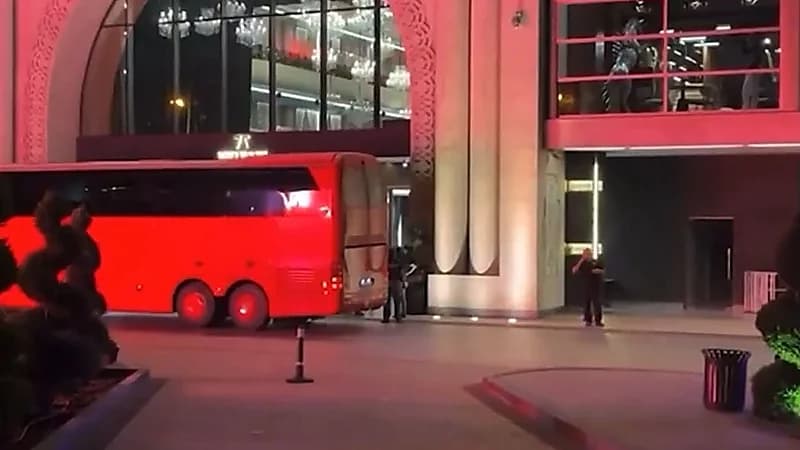 الأمن يمنع معجبًا من الوصول إلى رونالدو بعد محاولة اقتحام حافلة البرتغال .. فيديو