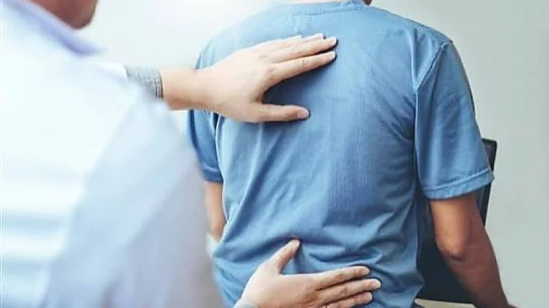 أخصائي يكشف عن علامات تحدب الظهر وانحناء الرقبة .. فيديو