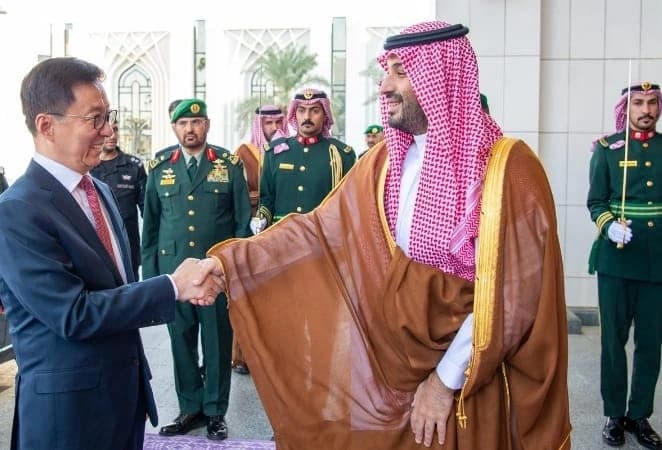 ولي العهد يستقبل نائب رئيس جمهورية الصين الشعبية