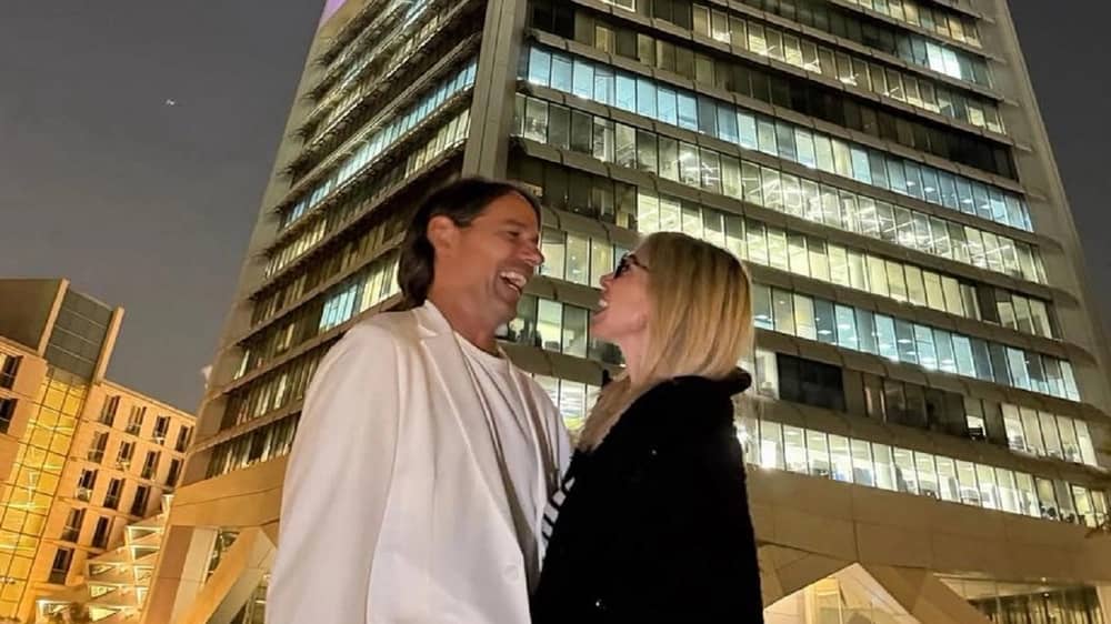 إنزاغي في نزهة عائلية رفقة زوجته أمام برج الفيصلية