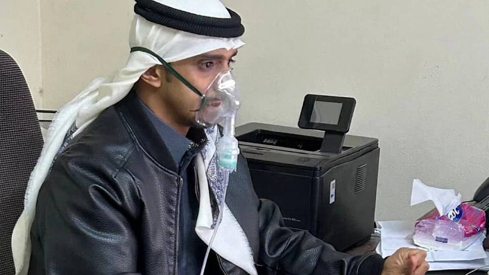 بجهاز الأكسجين موظف بجامعة حائل يواصل عمله داخل مكتبه رغم المرض