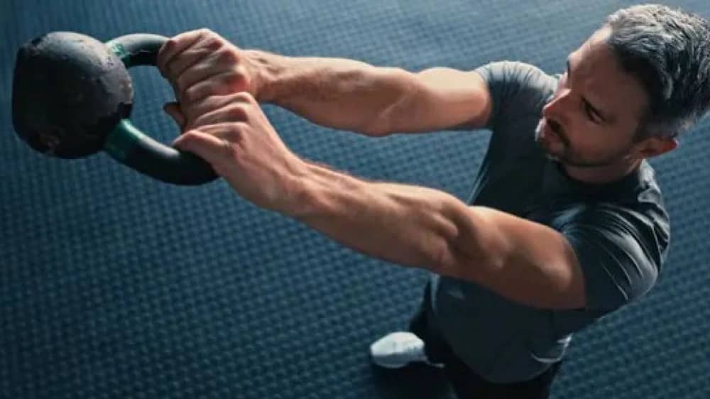 طبيب يوضح فحوصات طبية ضرورية للرجال بعد سن الأربعين