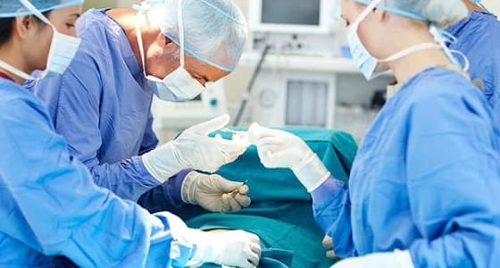نجاح عملية جراحية معقدة لإزالة ورم سرطاني من وجه خمسيني