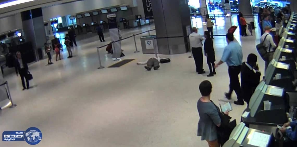 بالفيديو.. بسبب تذكرة موظف طيران يطرح عجوزًا أرضًا