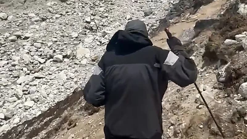مواطن ثمانيني يبدأ رحلته في تسلق جبال الهملايا ..فيديو