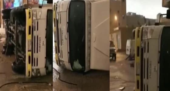 بالفيديو.. التقلبات الجوية بـ " بريدة " تتسبب في إنقلاب شاحنة
