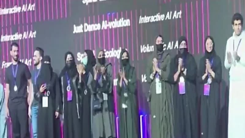 بالفيديو.. تخريج 35 طالب وطالبة سعودية من أكاديمية سدايا