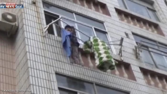فتاة تنجو من الموت بسبب حبل غسيل بالصين