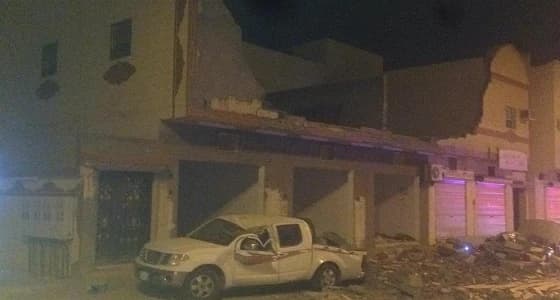 بالصور.. انهيار واجهة مبنى سكني في القريات يسفر عن تضرر سيارتين