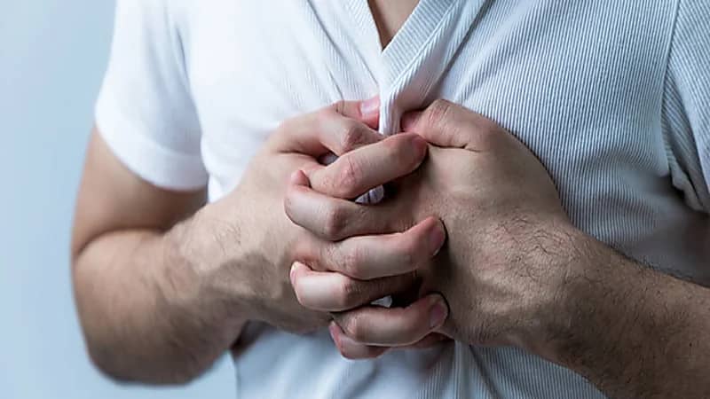 أخصائي جراحة: التدخين يؤثِّر بشكل مباشر على خلايا الجدار الداخلي للشريان